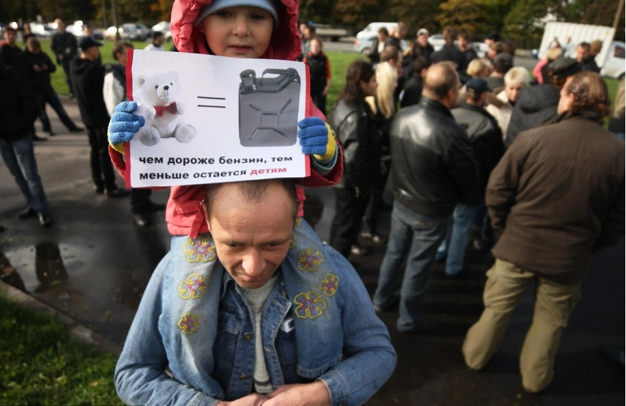 Массовые протесты развернулись по стране с ростом цен на ГСМ